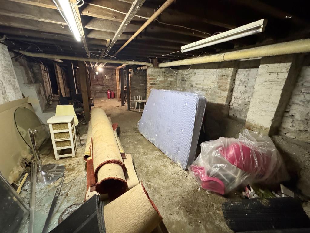 Lot: 101 - FREEHOLD INVESTMENT BLOCK OF THREE APARTMENTS - Flat 2  basement